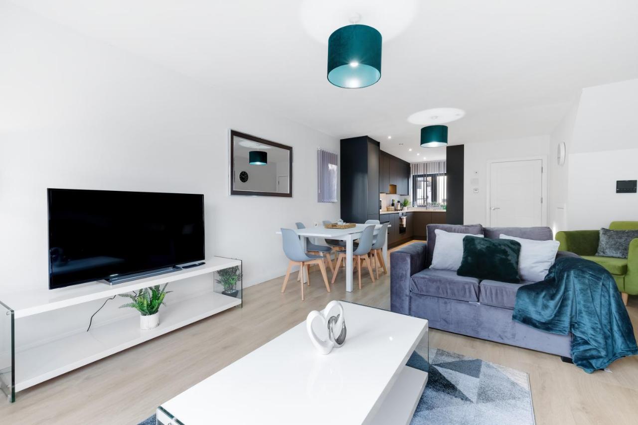 Modern 4 Bedroom House With Parking In Farnham Royal, Slough By 360Stays Dış mekan fotoğraf