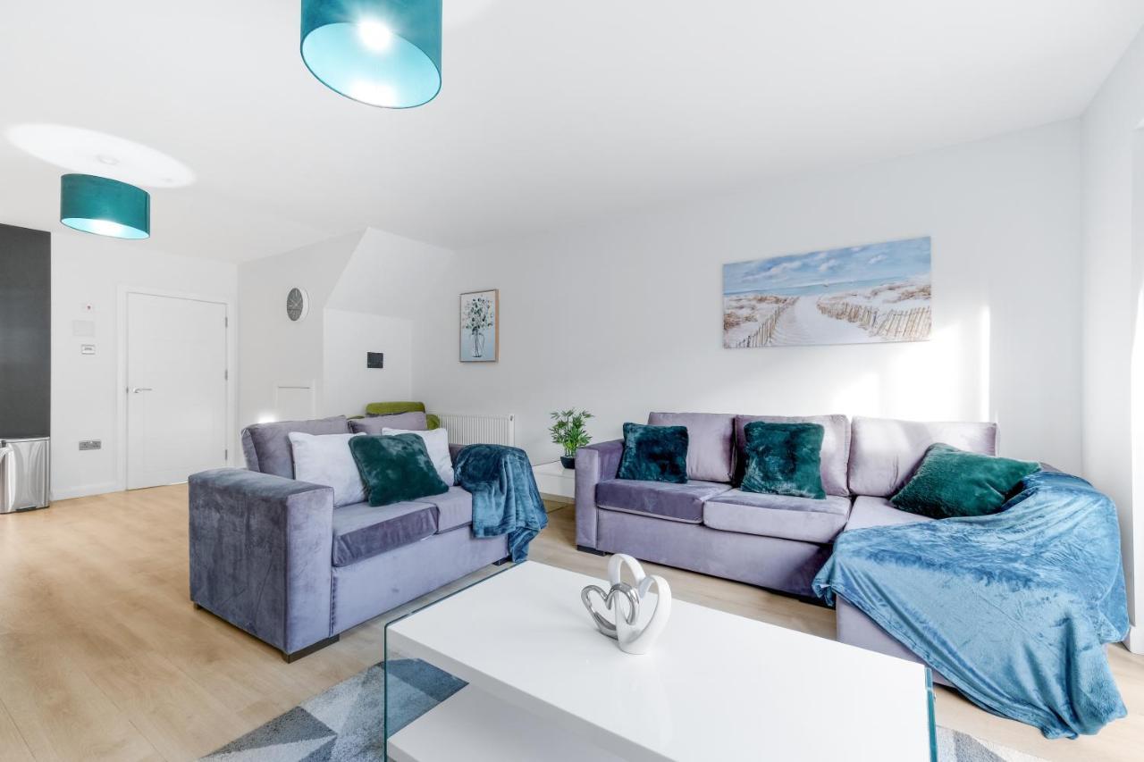 Modern 4 Bedroom House With Parking In Farnham Royal, Slough By 360Stays Dış mekan fotoğraf