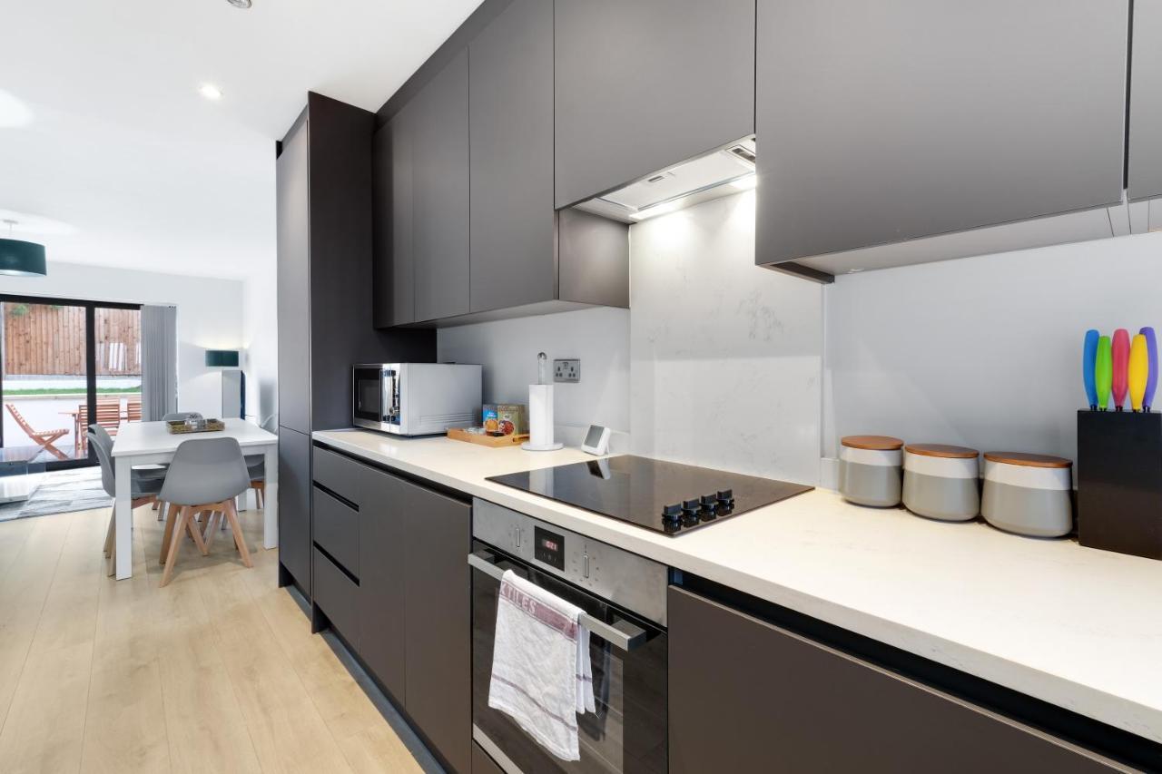 Modern 4 Bedroom House With Parking In Farnham Royal, Slough By 360Stays Dış mekan fotoğraf