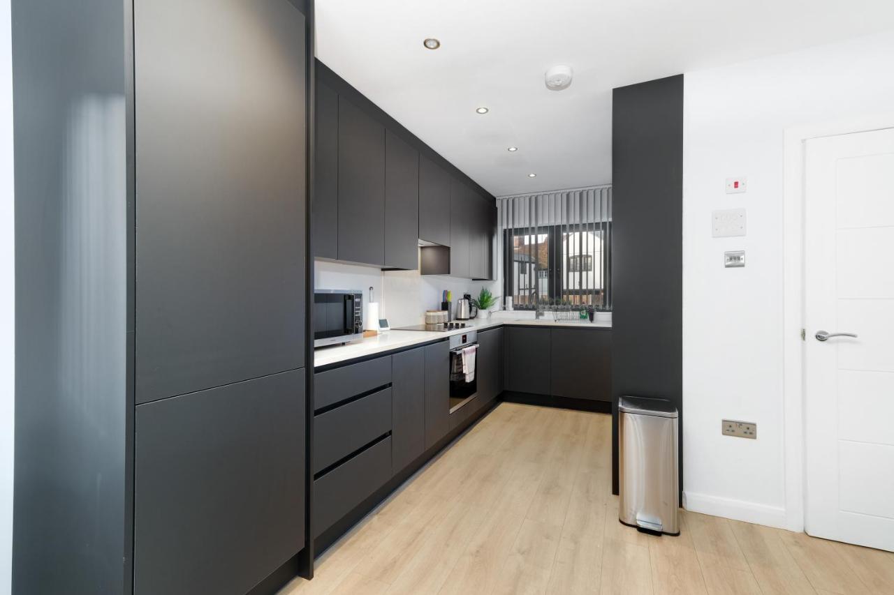 Modern 4 Bedroom House With Parking In Farnham Royal, Slough By 360Stays Dış mekan fotoğraf
