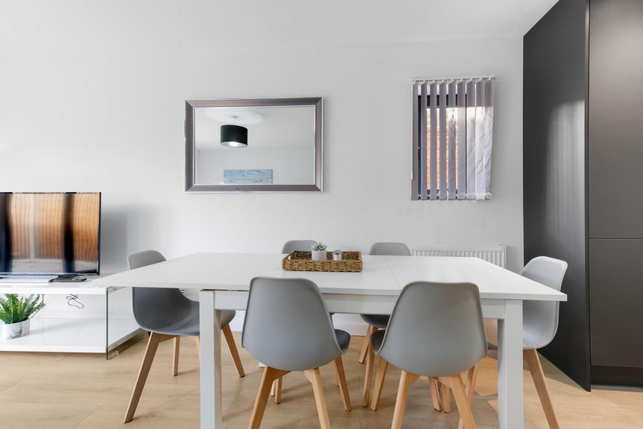 Modern 4 Bedroom House With Parking In Farnham Royal, Slough By 360Stays Dış mekan fotoğraf