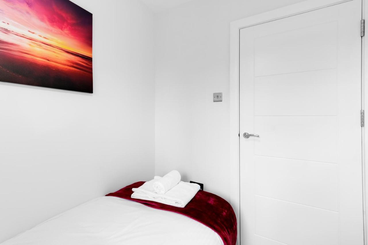 Modern 4 Bedroom House With Parking In Farnham Royal, Slough By 360Stays Dış mekan fotoğraf