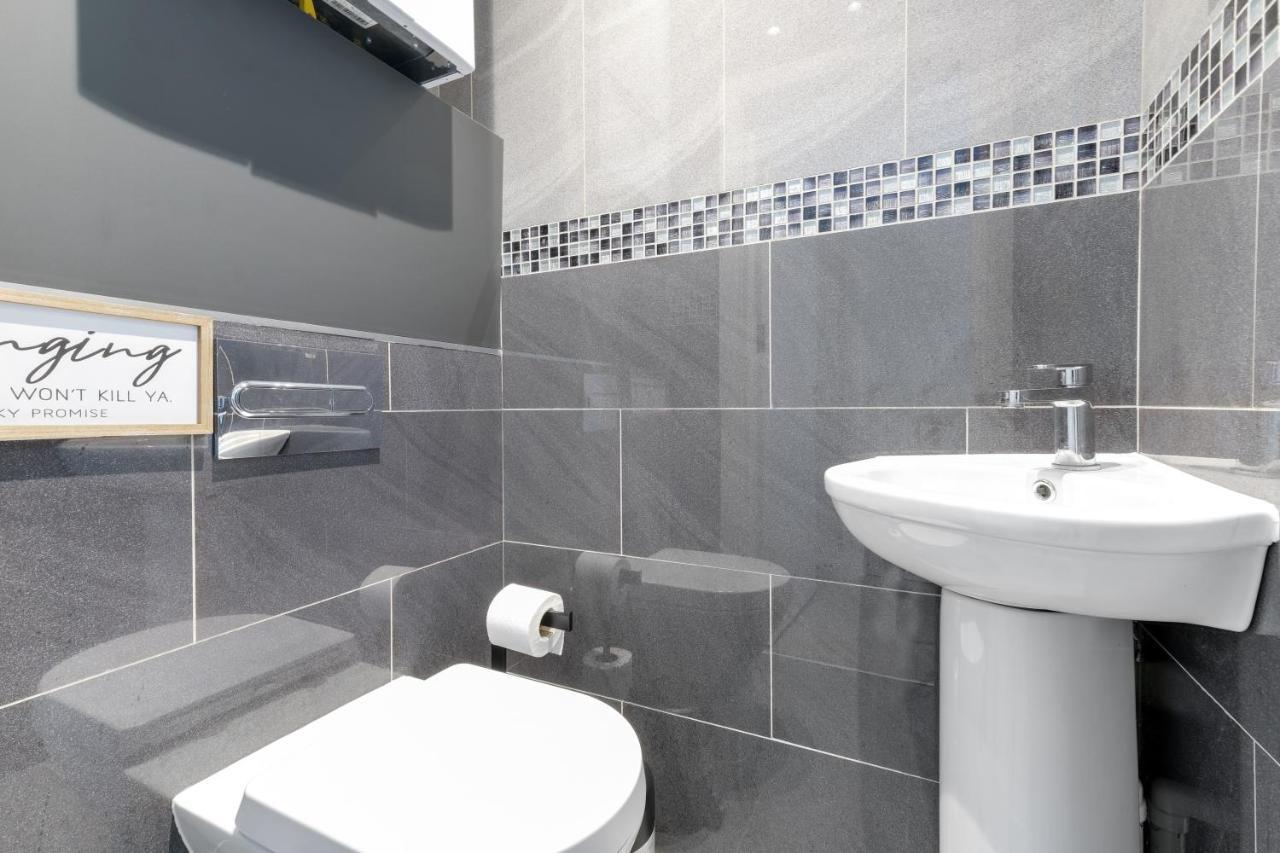 Modern 4 Bedroom House With Parking In Farnham Royal, Slough By 360Stays Dış mekan fotoğraf