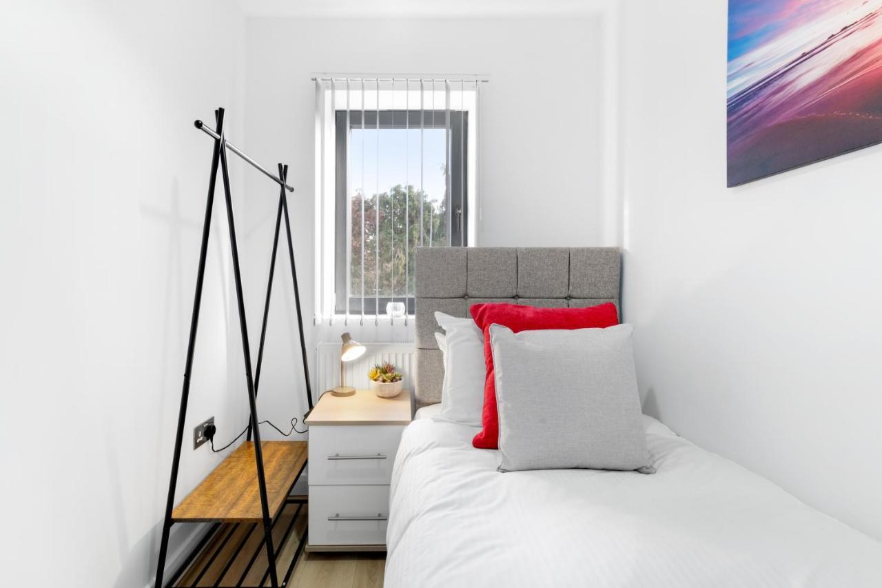 Modern 4 Bedroom House With Parking In Farnham Royal, Slough By 360Stays Dış mekan fotoğraf