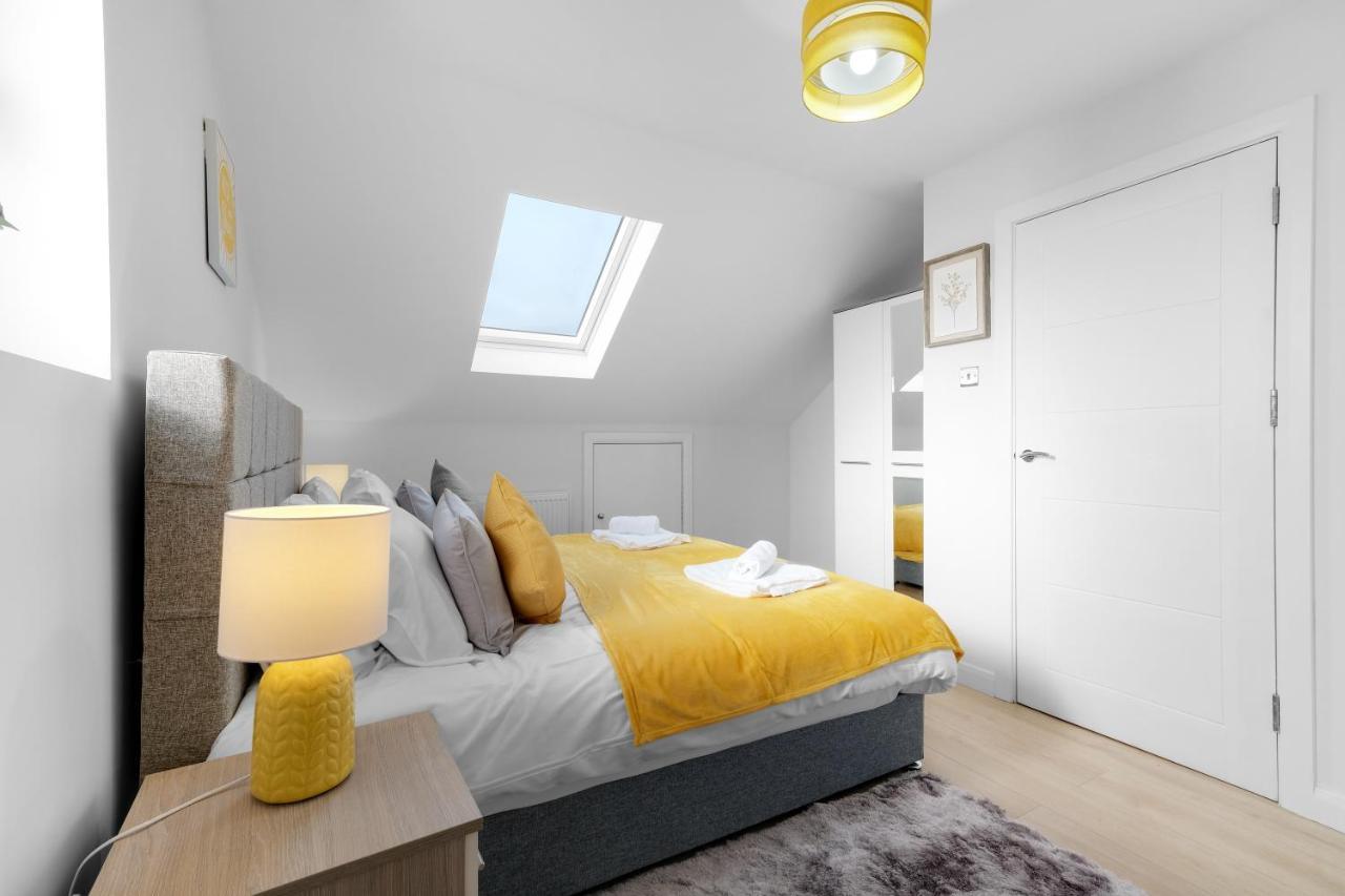 Modern 4 Bedroom House With Parking In Farnham Royal, Slough By 360Stays Dış mekan fotoğraf