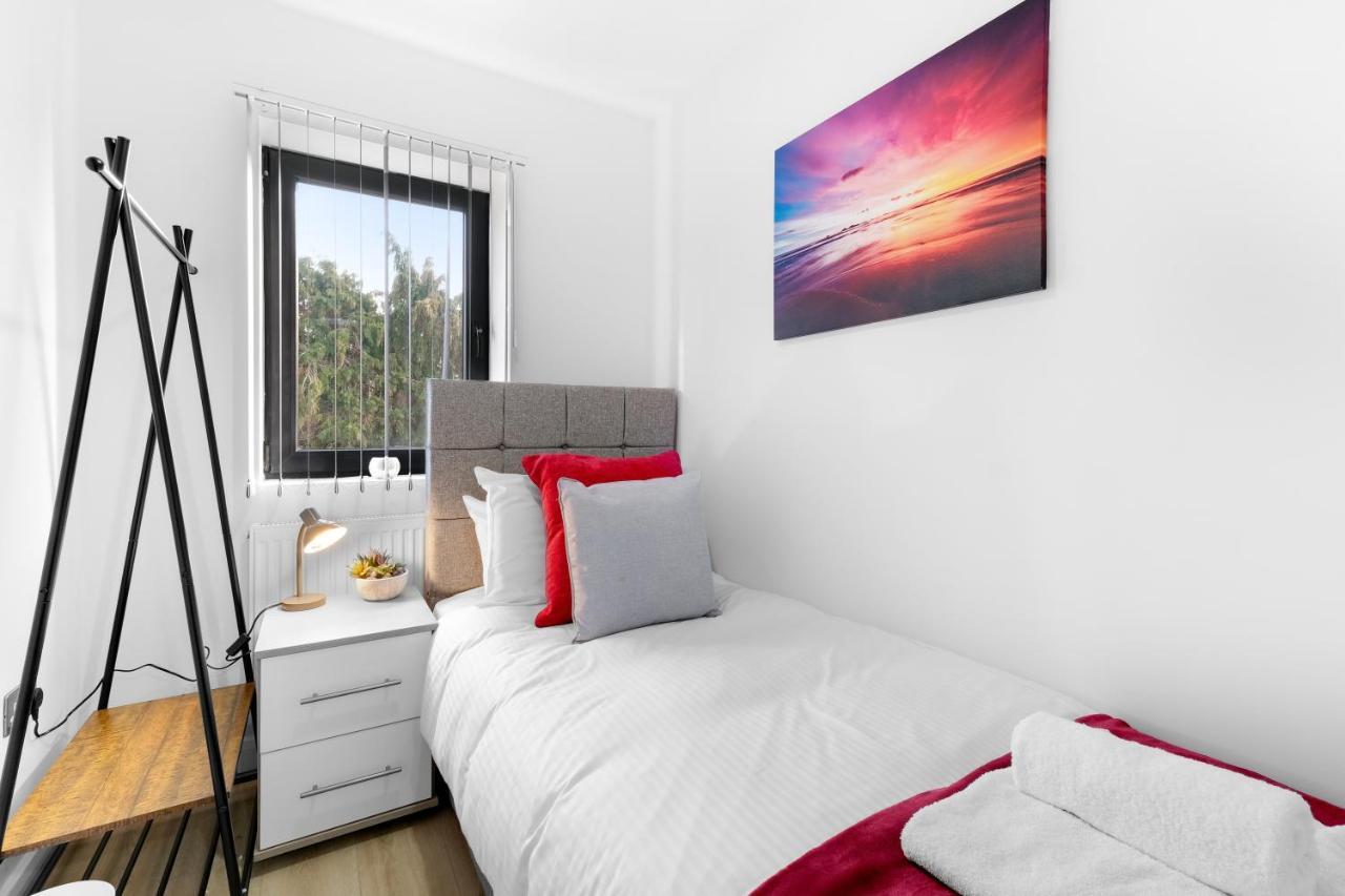 Modern 4 Bedroom House With Parking In Farnham Royal, Slough By 360Stays Dış mekan fotoğraf