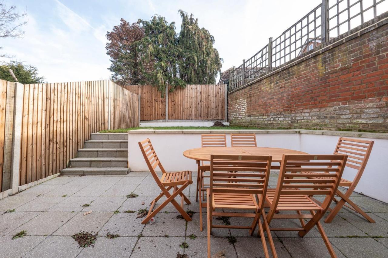 Modern 4 Bedroom House With Parking In Farnham Royal, Slough By 360Stays Dış mekan fotoğraf