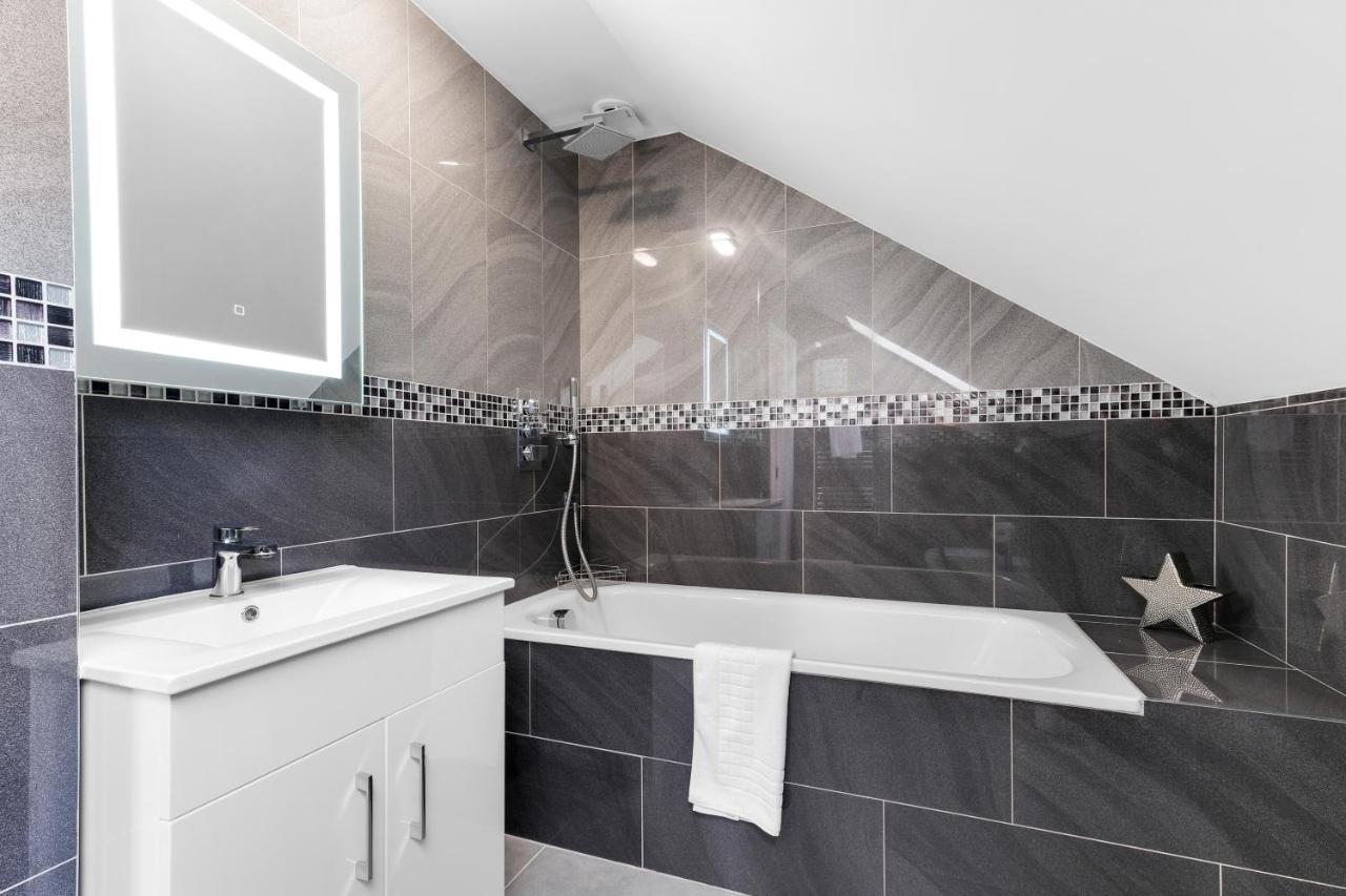 Modern 4 Bedroom House With Parking In Farnham Royal, Slough By 360Stays Dış mekan fotoğraf