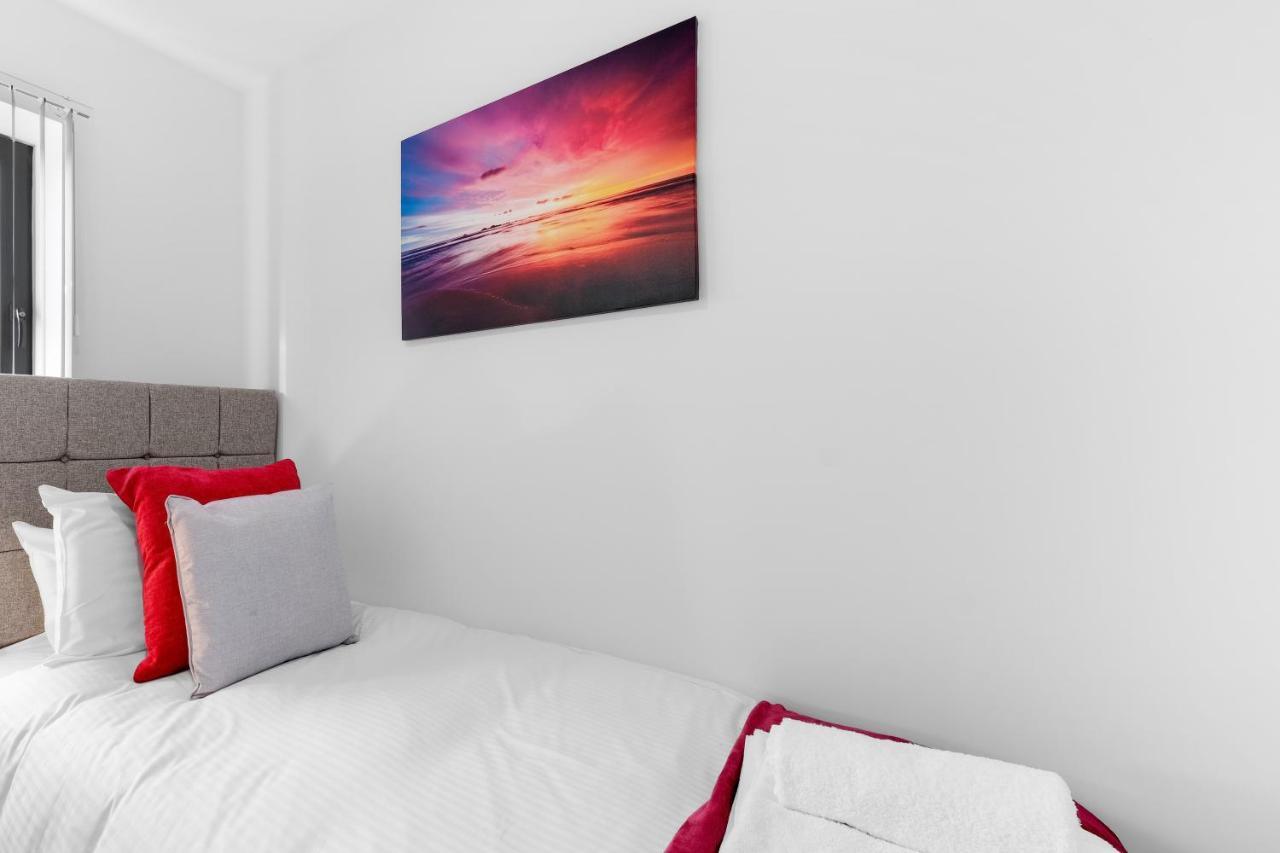 Modern 4 Bedroom House With Parking In Farnham Royal, Slough By 360Stays Dış mekan fotoğraf