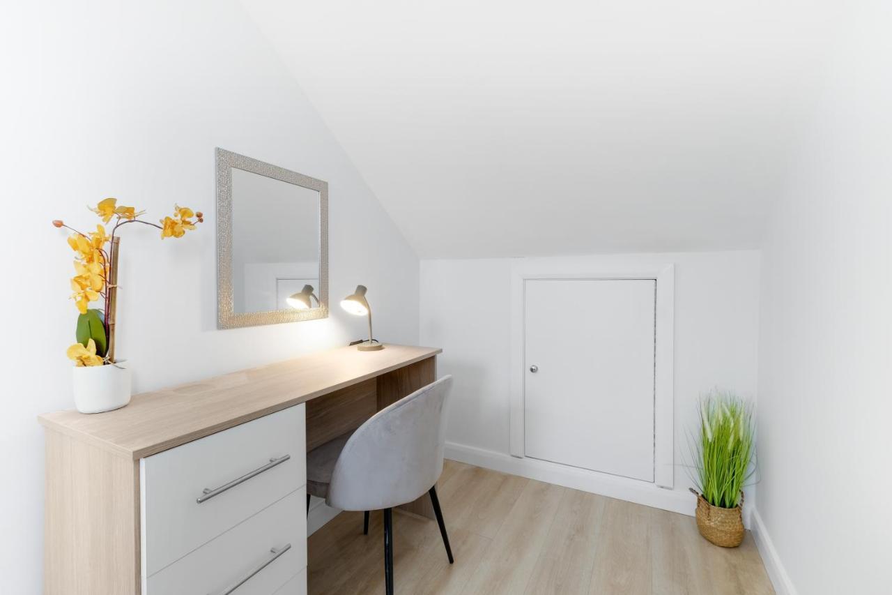 Modern 4 Bedroom House With Parking In Farnham Royal, Slough By 360Stays Dış mekan fotoğraf