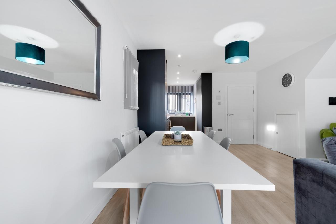 Modern 4 Bedroom House With Parking In Farnham Royal, Slough By 360Stays Dış mekan fotoğraf