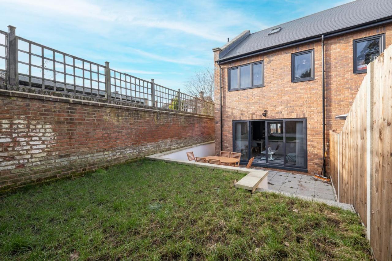 Modern 4 Bedroom House With Parking In Farnham Royal, Slough By 360Stays Dış mekan fotoğraf