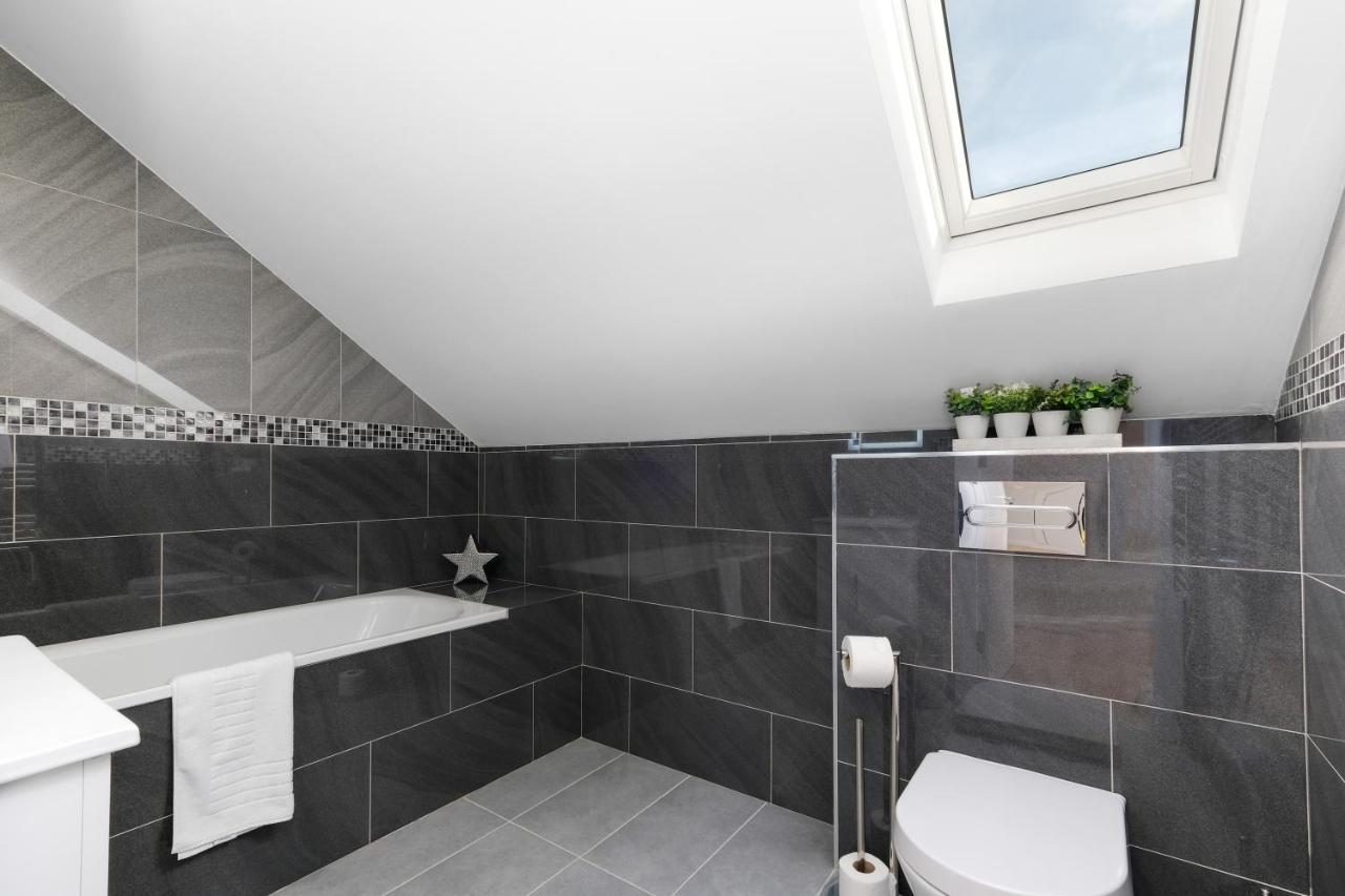 Modern 4 Bedroom House With Parking In Farnham Royal, Slough By 360Stays Dış mekan fotoğraf